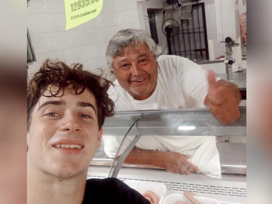 Franco Colapinto haciendo compras en un supermercado