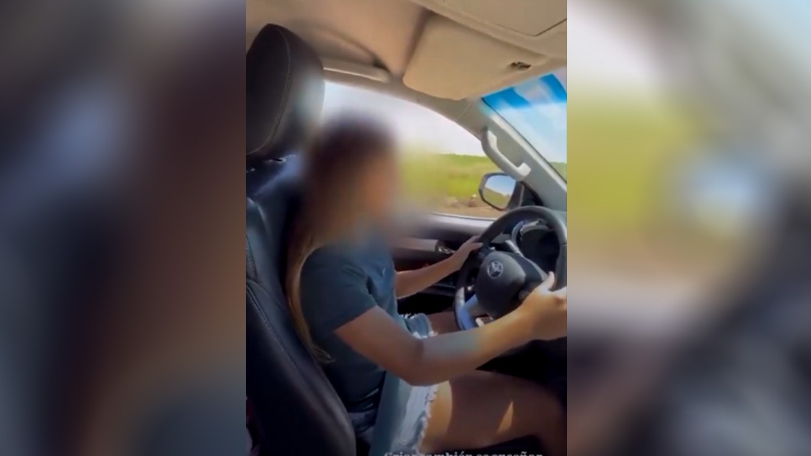 Le suspendieron la licencia de conducir por hacer manejar a su hija de 12 años