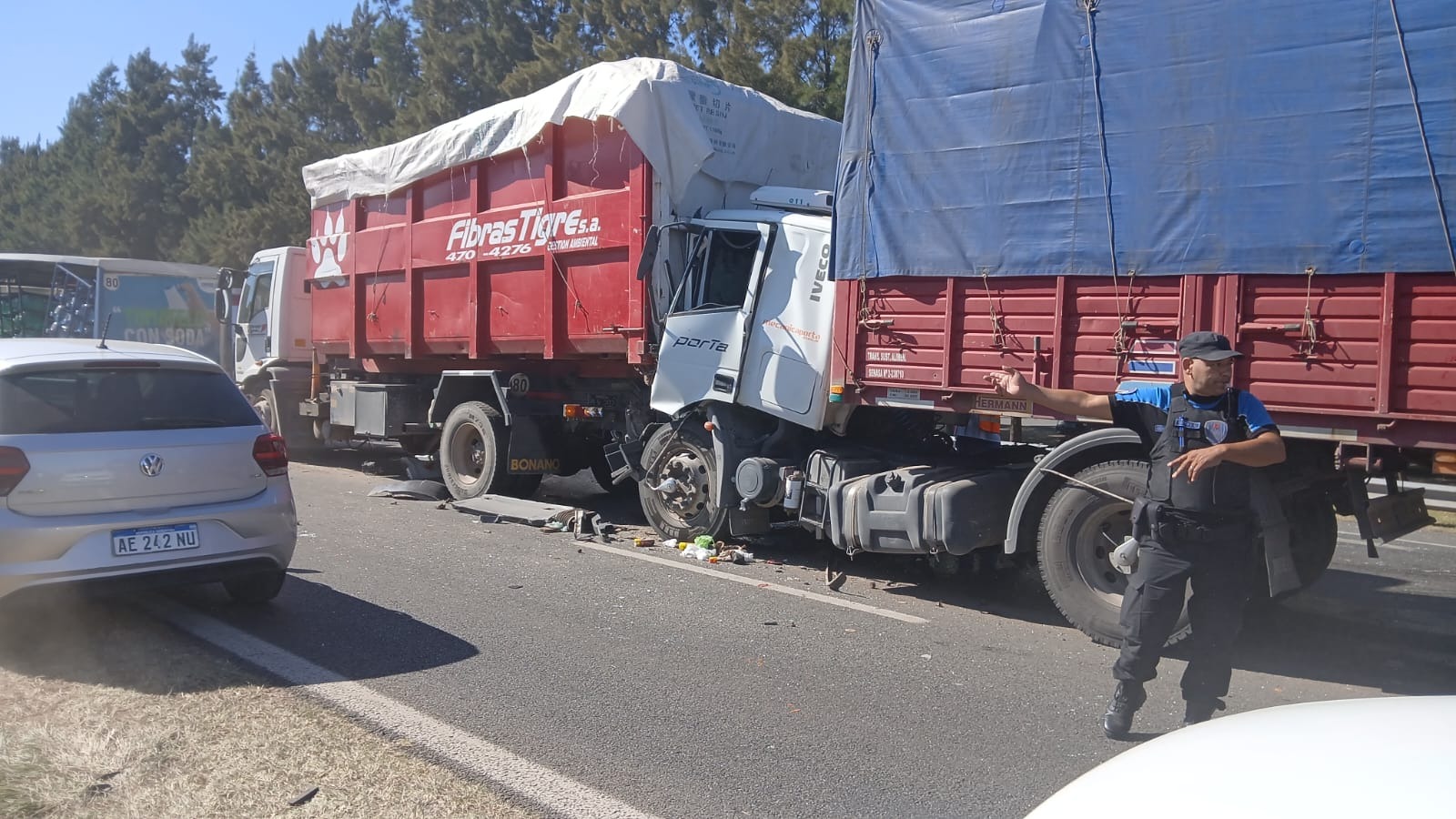 Choque múltiple entre camiones y un auto dejó al menos dos heridos en ...